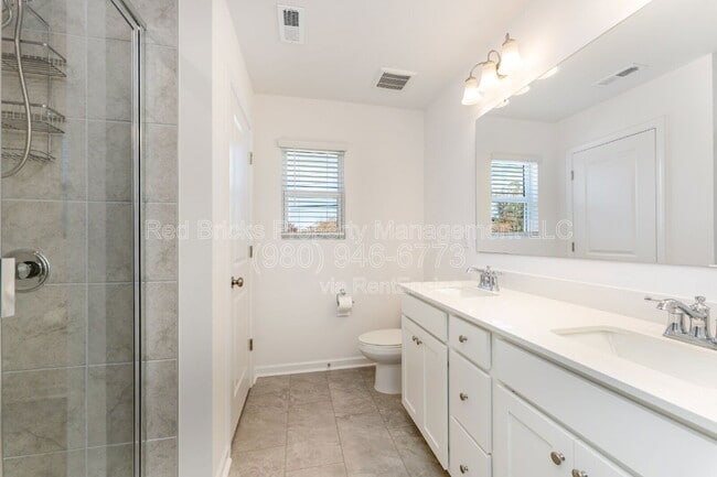 Building Photo - 2034 Highland Park Dr