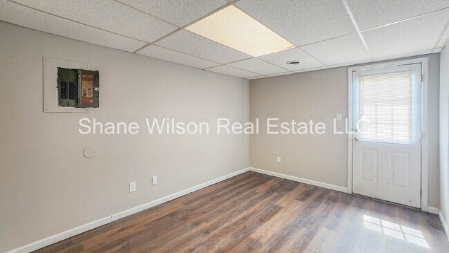 Building Photo - Cute Townhouse Available!