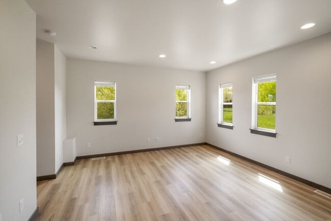 Building Photo - Pet Friendly! Gorgeous 3 Bedroom condo wit...