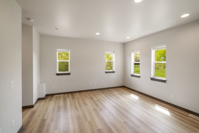 Building Photo - Pet Friendly! Gorgeous 3 Bedroom condo with double stall attached garages with AC.