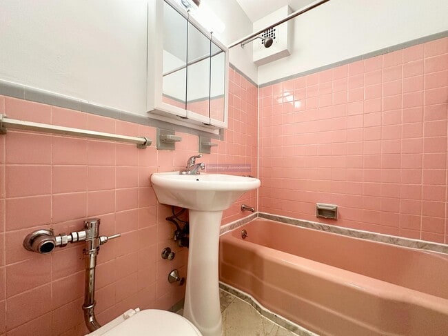 Building Photo - 2940 East 196