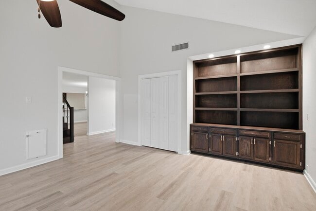 Building Photo - 1906 Hillingway St