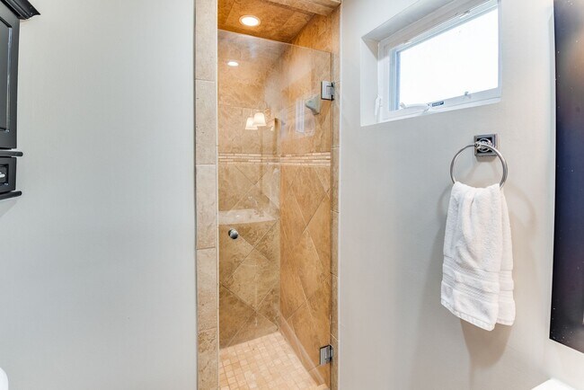 Building Photo - 432 27th St