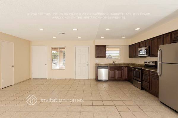 Building Photo - 1216 W Halstead Dr