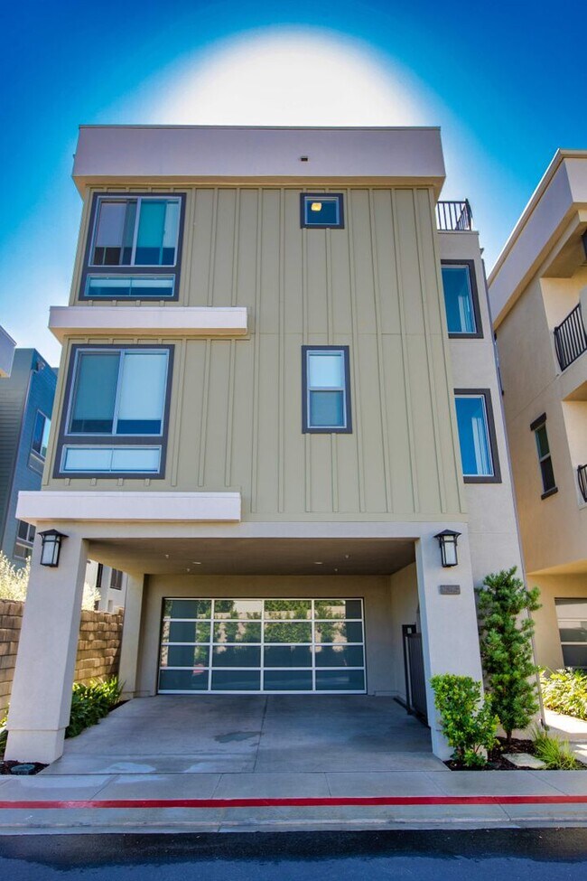 Building Photo - Highly Desired 4 Bedroom Floor Plan in Lig...
