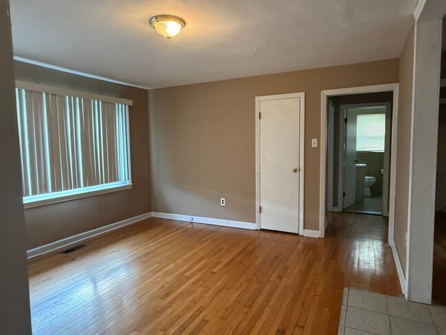 Building Photo - 3bed / 2 bath house near Race Track!