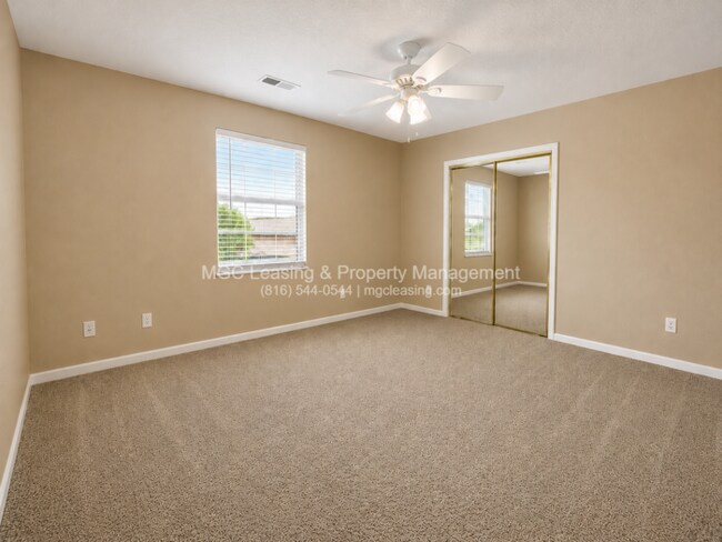 Building Photo - Spacious Townhome Near Shopping, Parks & Highways