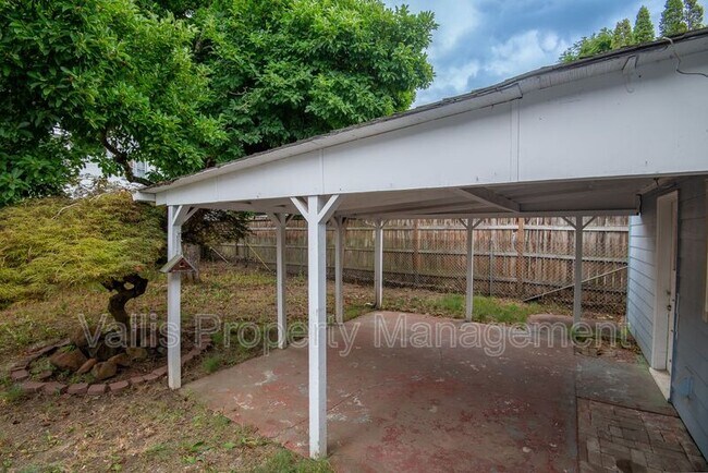 Building Photo - 920 13th St NE