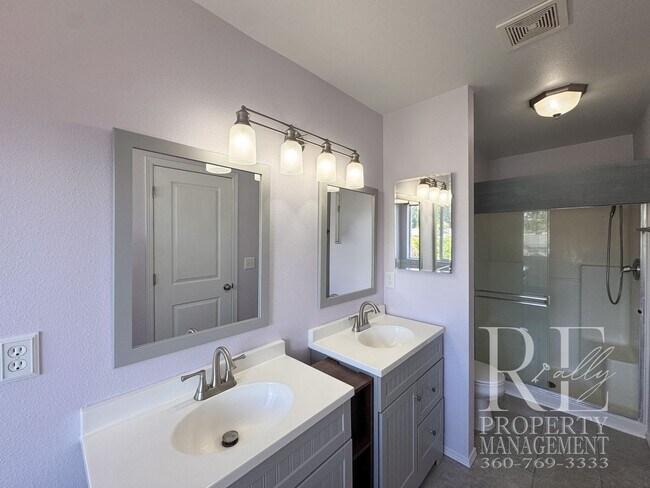 Building Photo - Spacious Bremerton Retreat with Designer Kitchen, Large Fenced Yard & Primary Suite