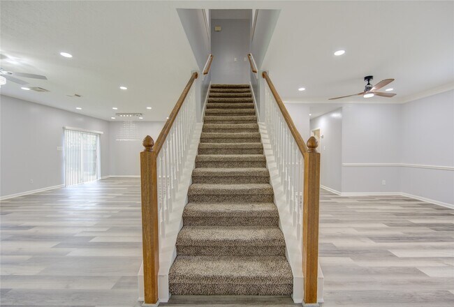 Building Photo - 9351 Royal Way