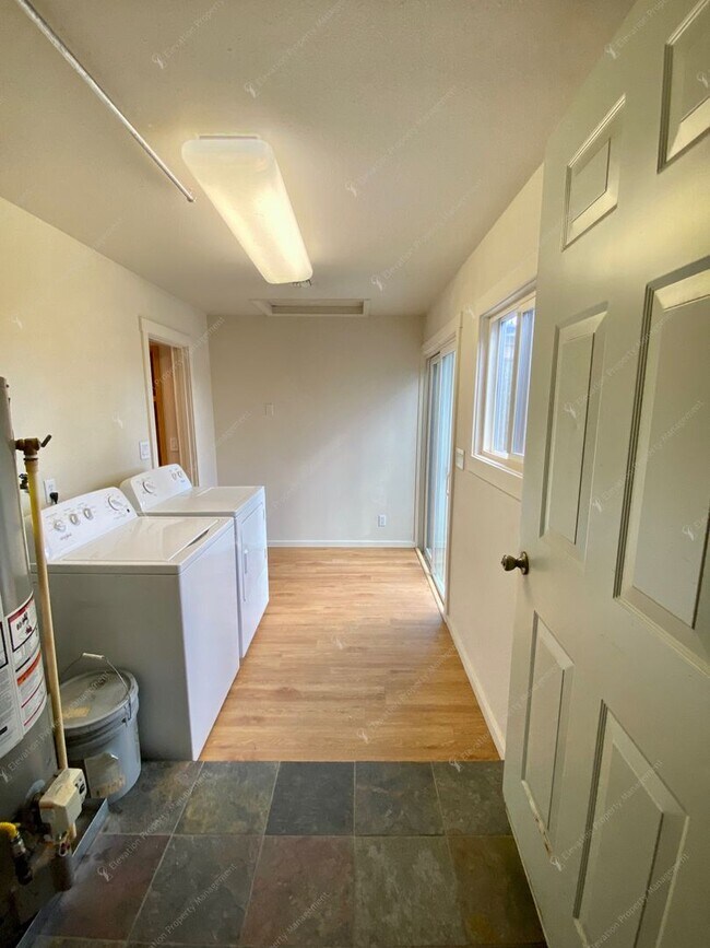 Building Photo - Charming 2 BR in downtown Bend - flexible ...