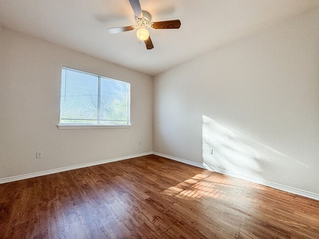 Building Photo - 105 Long Ln