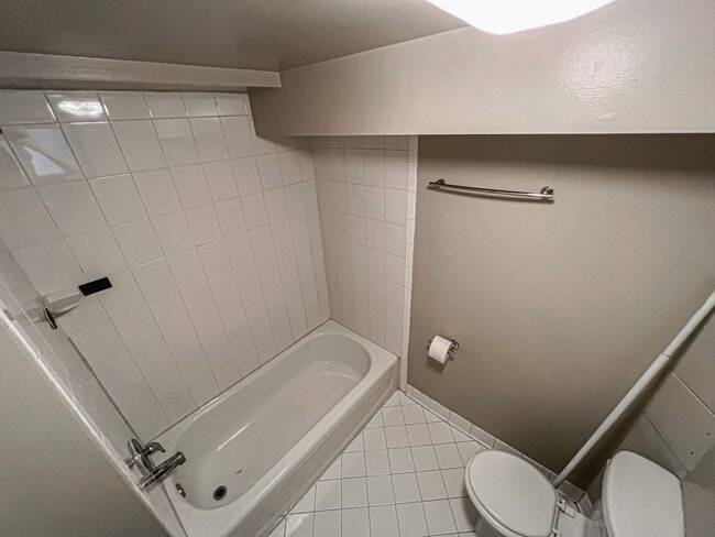 Building Photo - Charming 2 Bed 2 Bath Brick Townhome With A Fully Fenced Yard In Beautiful Foxcroft Heights