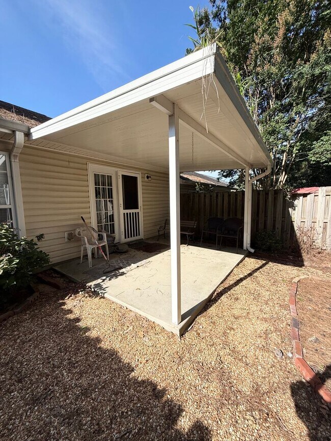 Building Photo - Great 2 Bedroom 2 Bath Townhouse with Garage