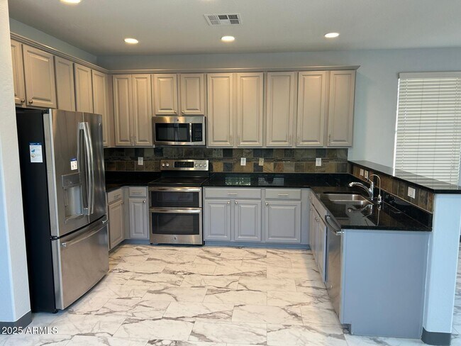 Building Photo - 869 E Doral Ct