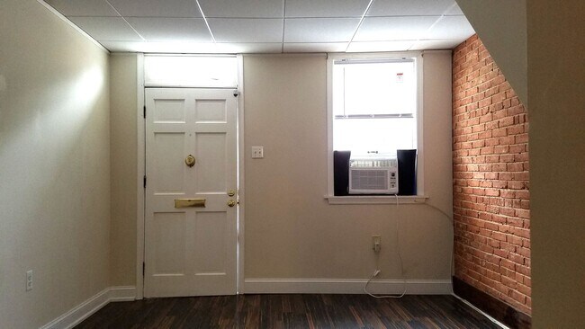 Building Photo - Charming townhouse in downtown Frederick r...