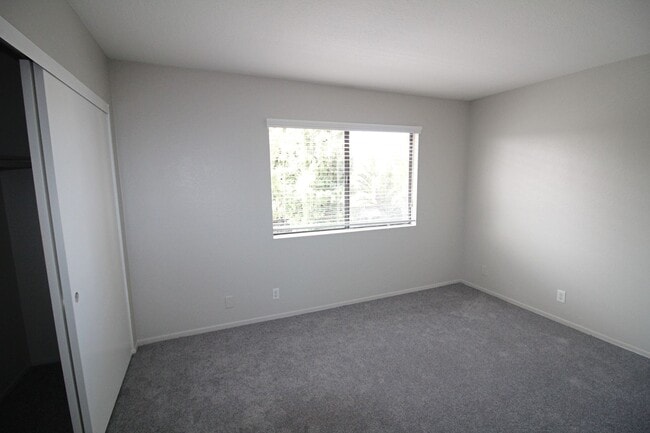 Building Photo - Oxnard | 4 bedroom + 2.5 bathroom Single F...