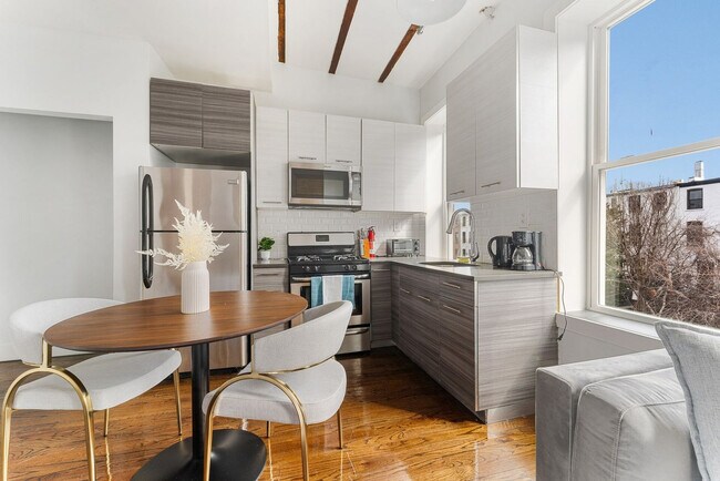 Building Photo - 716 Madison St