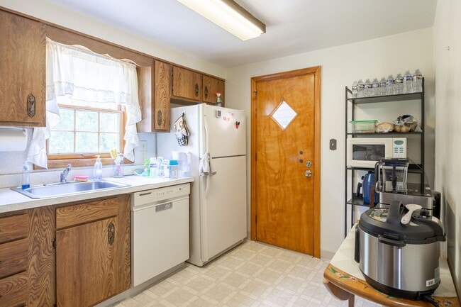 Building Photo - Charming 3-Bedroom Home on a Quiet Street ...