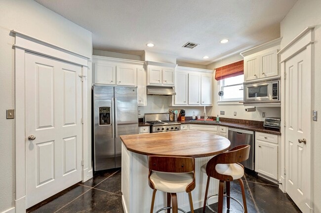 Building Photo - 511 W 22nd St