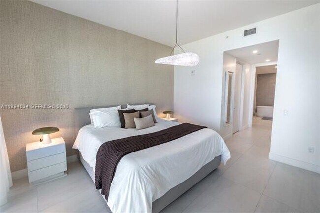 Building Photo - 17550 Collins Ave