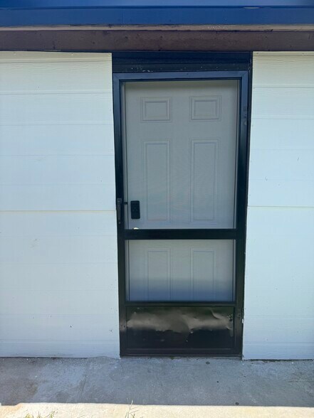 Building Photo - 1721 Manor Dr