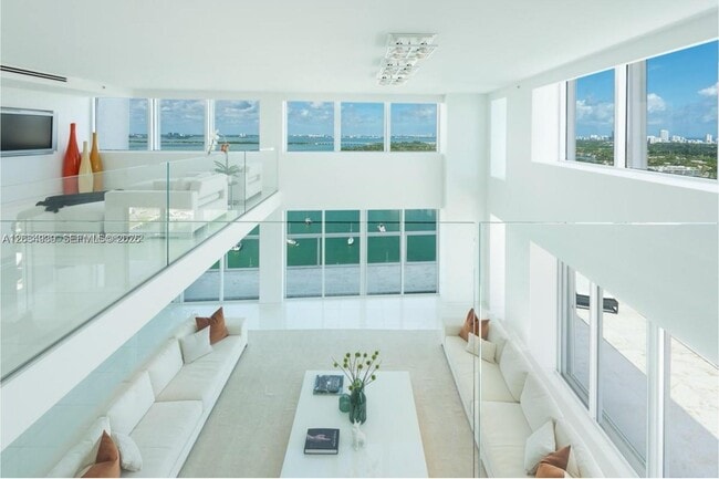 Building Photo - 10 Venetian Way