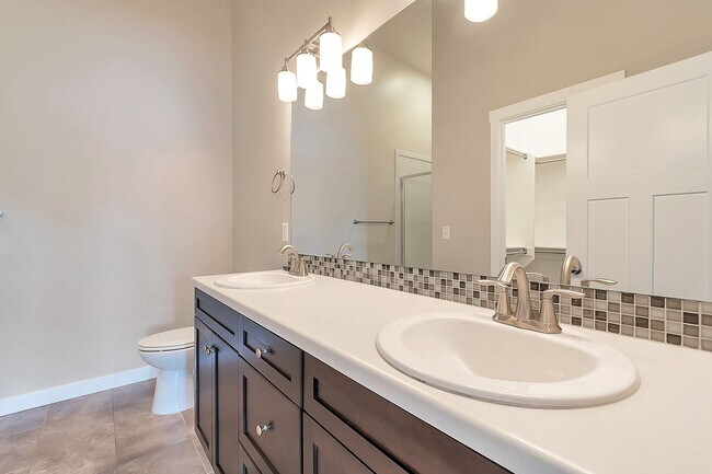 Building Photo - 3 Bed 2.5 Bath Townhome in Bluffdale