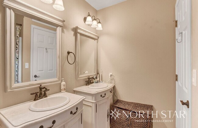 Building Photo - $1000 Off First Months Rent in Lake Oswego