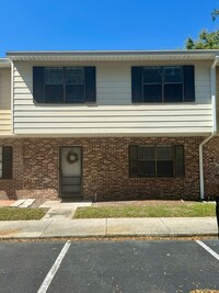 Building Photo - Move in ready condo with community pool!