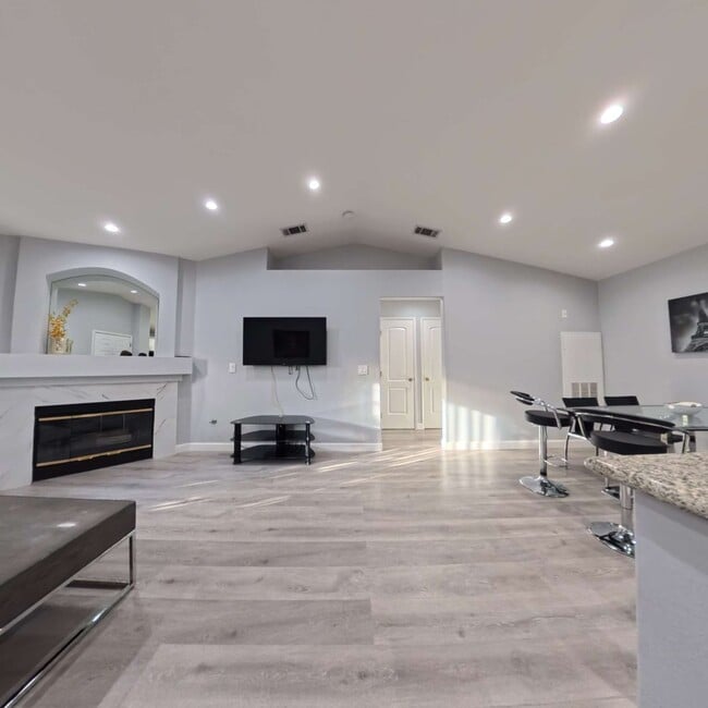 Building Photo - Highly Remodeled | 2nd Floor | Vaulted Ceilings