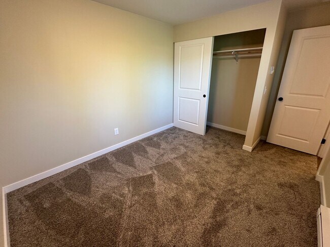 Building Photo - 2145 Eastview Pl