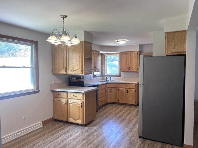 Building Photo - Large Updated 3 Bedroom Ranch