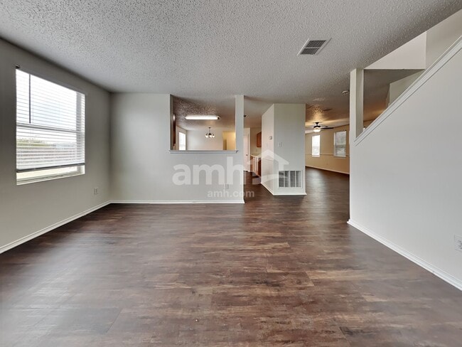 Building Photo - 205 Phlox Ln