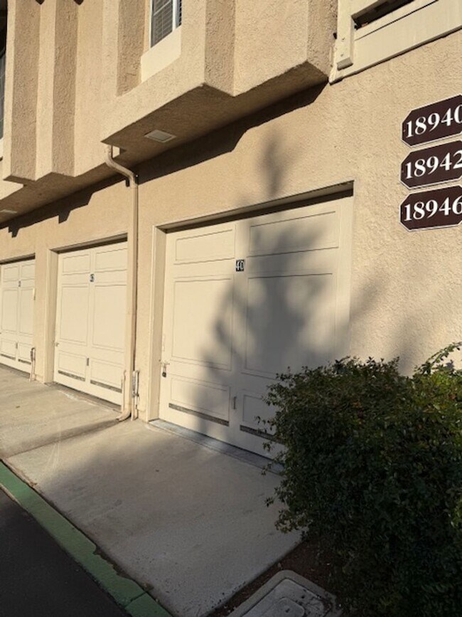 Building Photo - 2 bed, 1.25 Bath CONDO next to POOL! Groun...