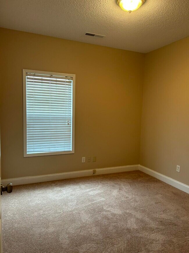 Building Photo - 3421 Beacon Dr