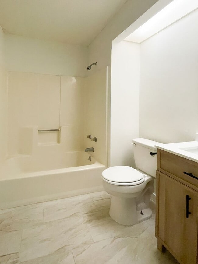 Building Photo - Cozy Two Bedroom Townhouse
