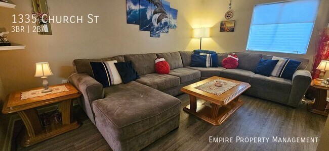 Building Photo - 3 Bedroom/1.5 Bathroom Town House in Fount...