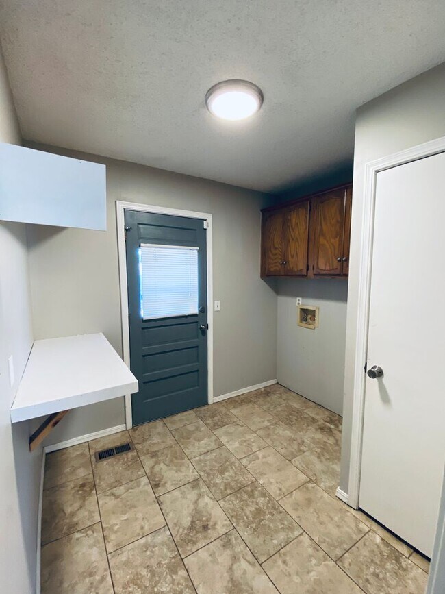 Building Photo - Move-In Ready 3 Bed 2 Bath In Union School...