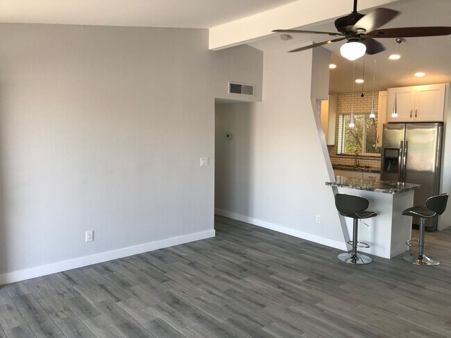 Building Photo - 3 bedroom updated Townhome