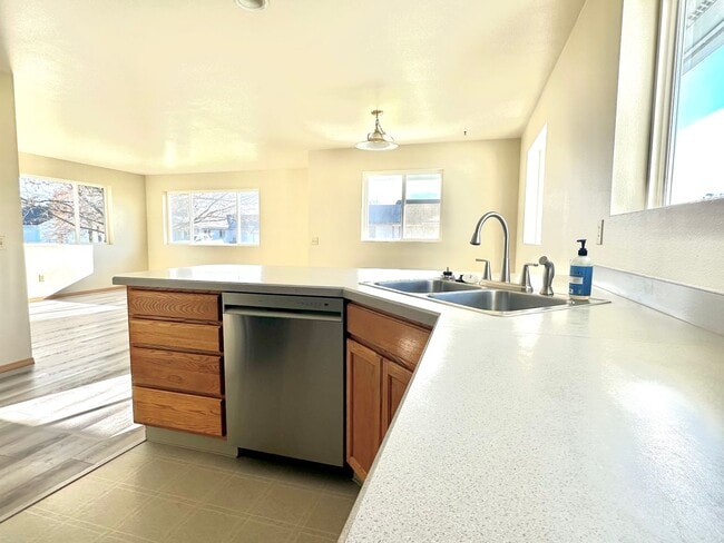 Building Photo - Warm, Spacious, New Remodeled Three Bedroom Home Available Now in Kalispell