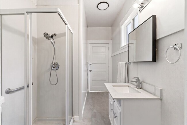 Building Photo - Freshly Renovated 1 Bed, 1 Bath Oakland Home with In-Unit Laundry