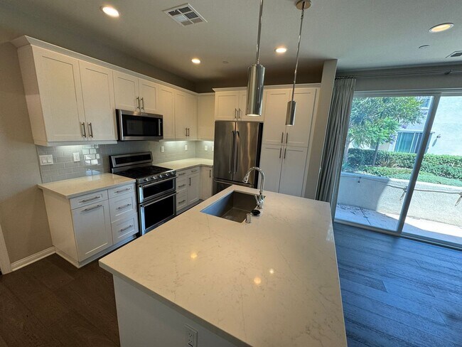 Building Photo - Charming 3-bedroom 2.5 bath nestled inside...