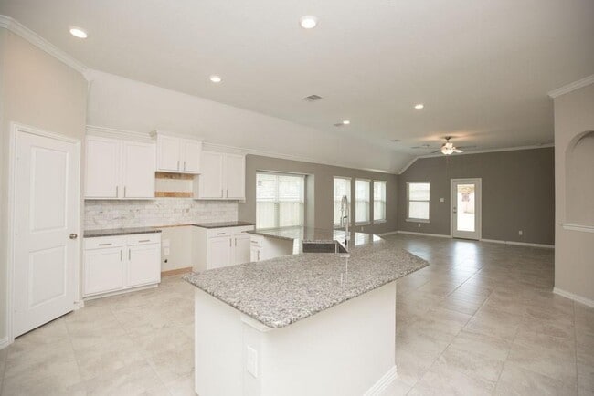Building Photo - 15810 Vanderpool River Dr