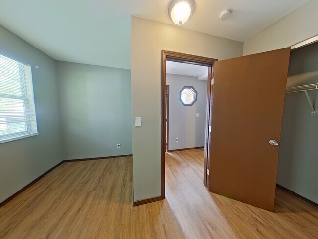 Building Photo - 1633 Veronica Ave