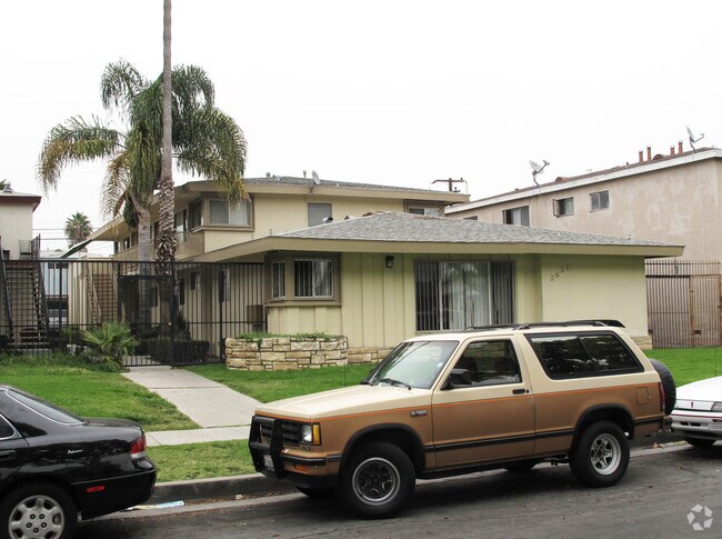 Primary Photo - 2621 W Rosecrans Ave