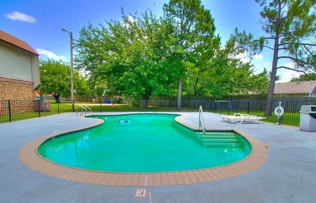 Building Photo - Updated Charming 2 Bed Condo