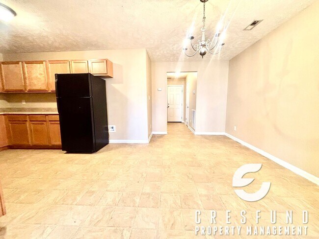 Building Photo - Spacious 3 Bed 2.5 Bath Townhouse - AVAILABLE FOR MOVE IN NOW!