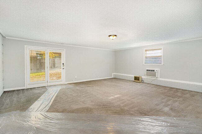 Building Photo - Affordable in Oak Hill/Green Hills - Now A...