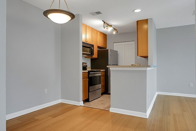Building Photo - Renovated Condo located in heart of Mt Pleasant, near Ravenel Bridge and Waterfront Park